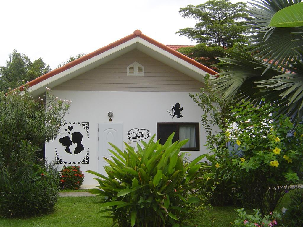 Mini-Golf **** & Resort Ubon Ratchathani Bagian luar foto